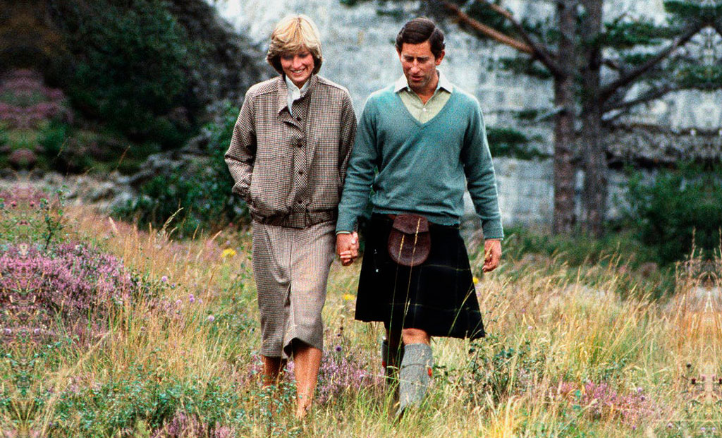 Lady Di y el príncipe Carlos de Inglaterra paseando por el campo