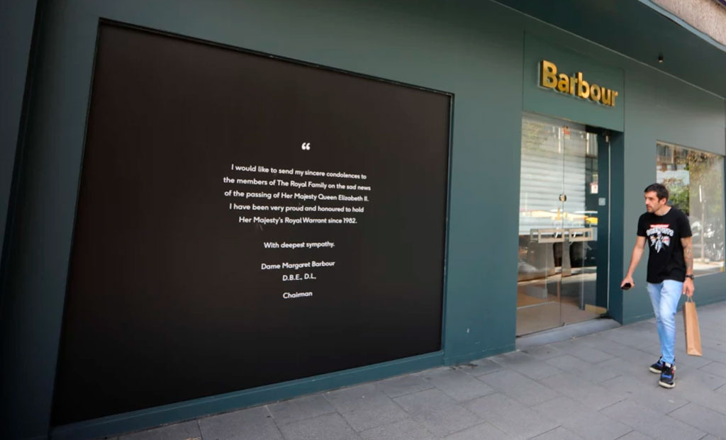 Mensaje de luto en la tienda Barbour de A Coruña