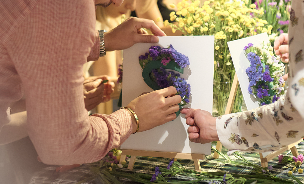 Taller iniciales con flores organizado por Barbour - Mercado de las flores de Vogue 2025
