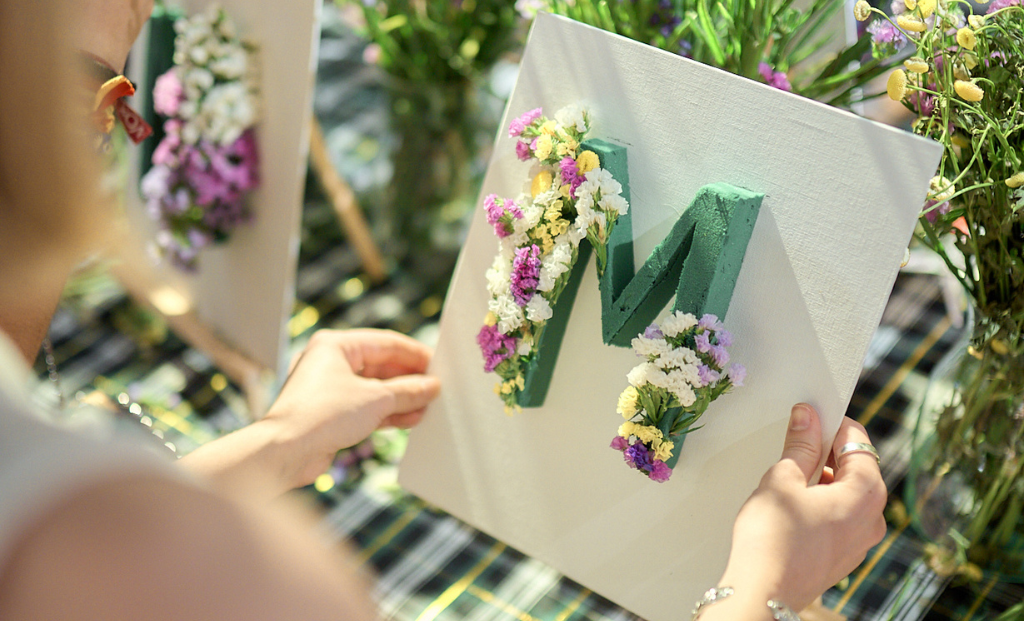 Taller iniciales con flores organizado por Barbour - Mercado de las flores de Vogue 2025