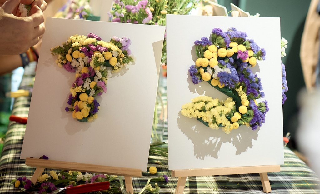 Barbour iniciales con flores - Mercado de las flores de Vogue