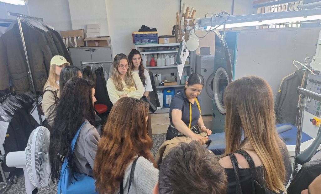 Enseñamos el Taller a Universitarios de Gestión de Moda