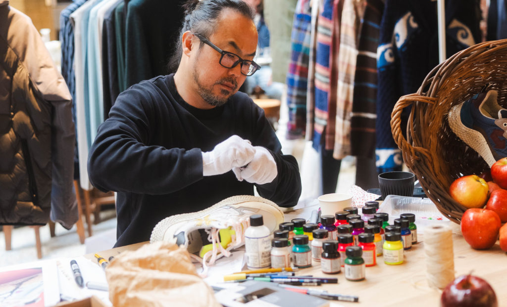 Dong Seon Lee, fundador y diseñador de ID-EIGHT, personalizando las sneakers en directo