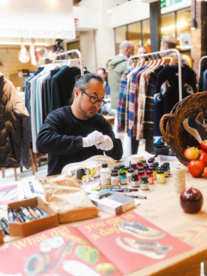Dong Seon Lee, fundador y diseñador de ID-EIGHT, personalizando las sneakers en directo