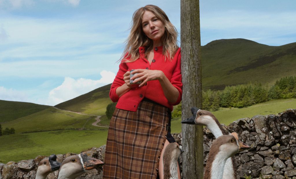 Sienna Miller con prendas de la colección Barbour tartán AW26