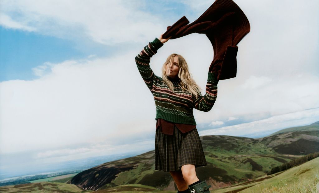 Sienna Miller con prendas de la colección Barbour tartán AW26
