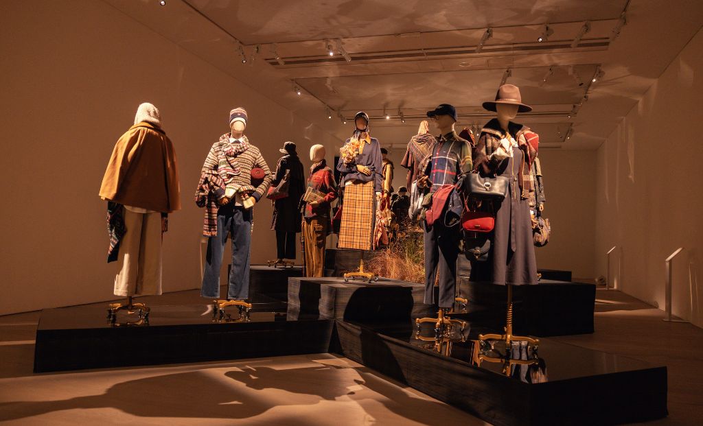 Maniquís con prendas de la colección Barbour Tartan en la London Fashion Week
